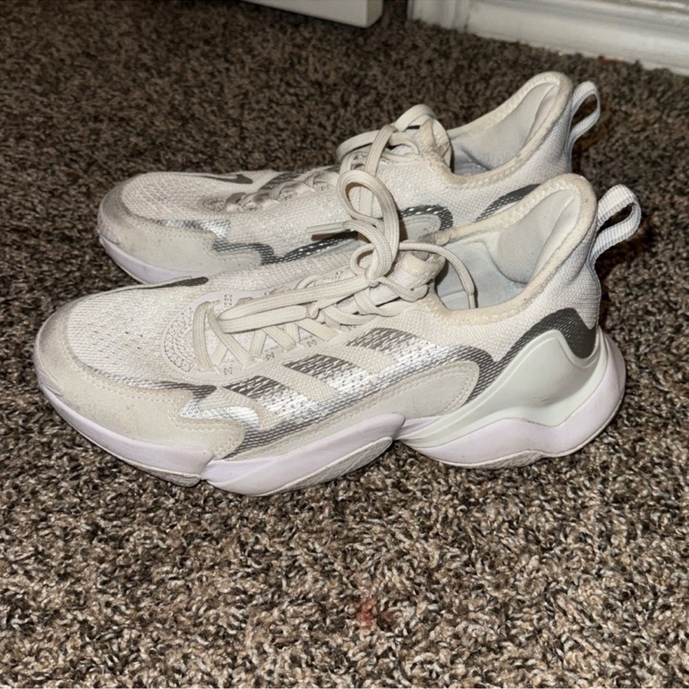 Adidas white sneaker. Women’s Size 6